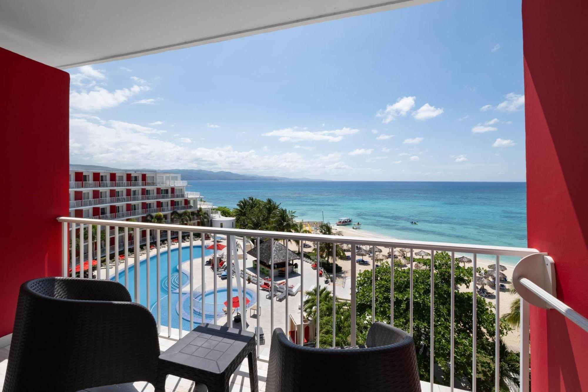 Grand Decameron Cornwall Beach, A Trademark All-Inclusive Resort مونتيغو باي المظهر الخارجي الصورة