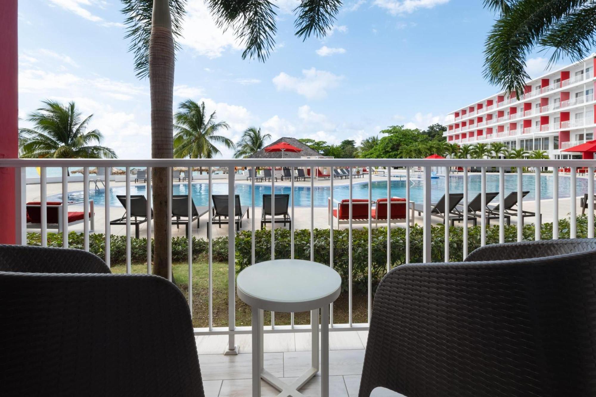 Grand Decameron Cornwall Beach, A Trademark All-Inclusive Resort مونتيغو باي المظهر الخارجي الصورة