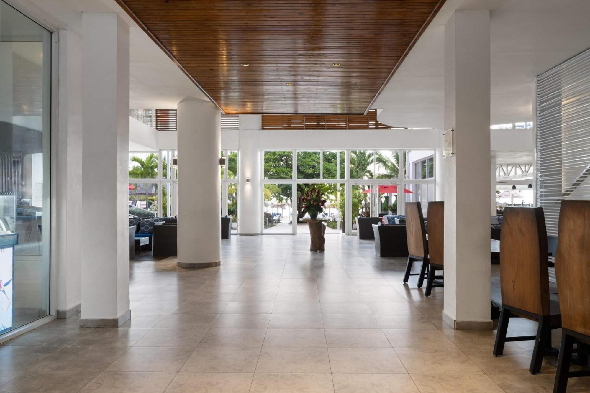 Grand Decameron Cornwall Beach, A Trademark All-Inclusive Resort مونتيغو باي المظهر الخارجي الصورة