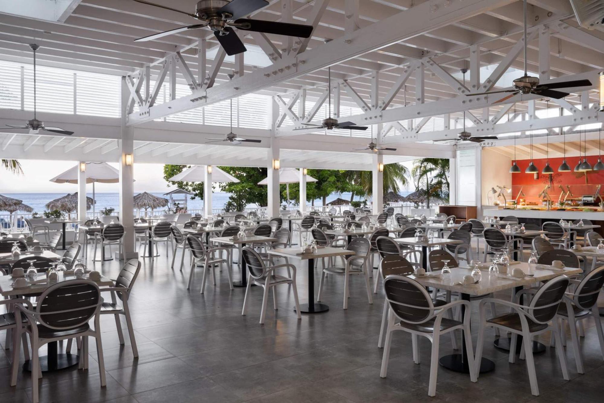 Grand Decameron Cornwall Beach, A Trademark All-Inclusive Resort مونتيغو باي المظهر الخارجي الصورة