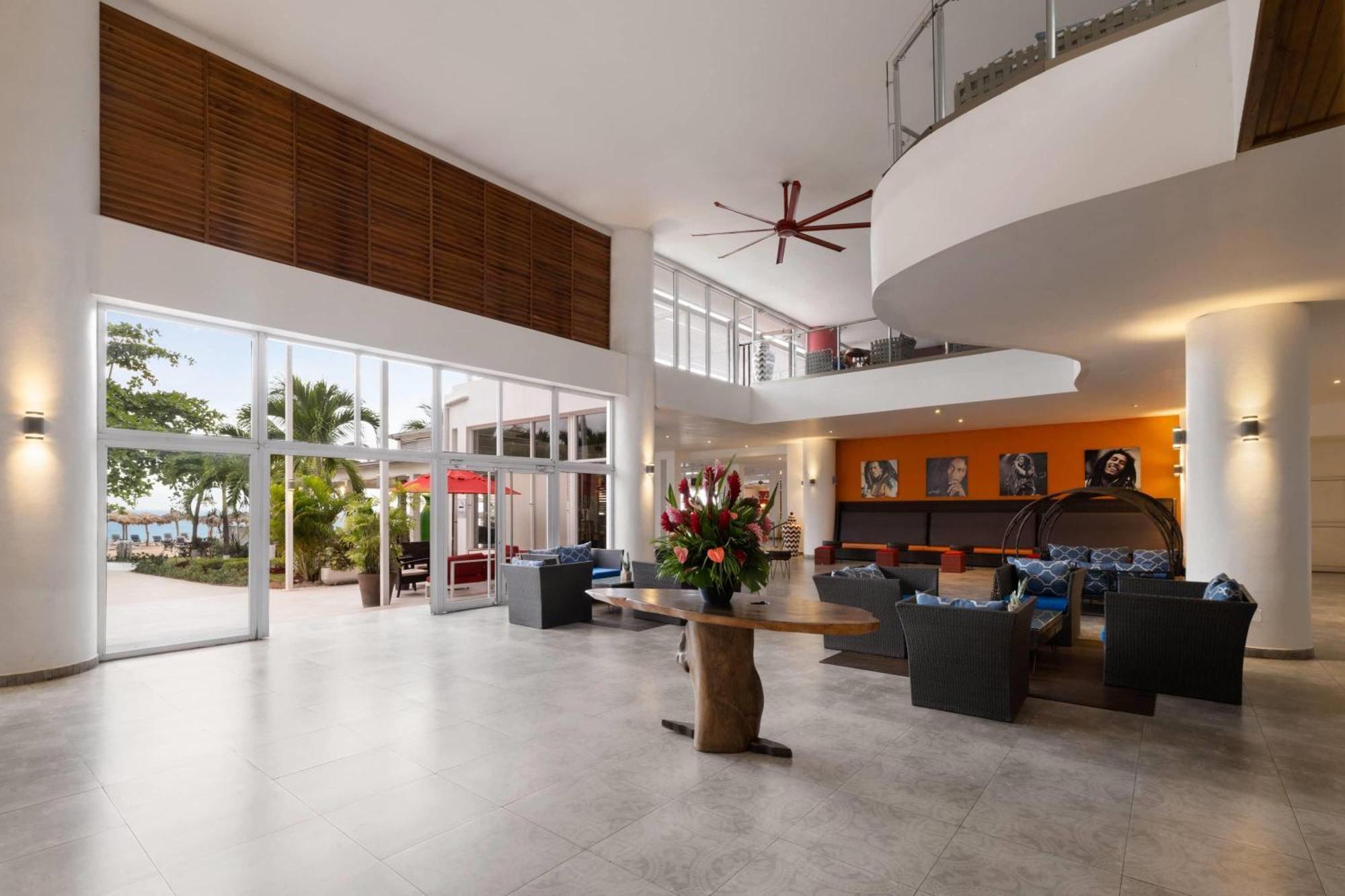 Grand Decameron Cornwall Beach, A Trademark All-Inclusive Resort مونتيغو باي المظهر الخارجي الصورة