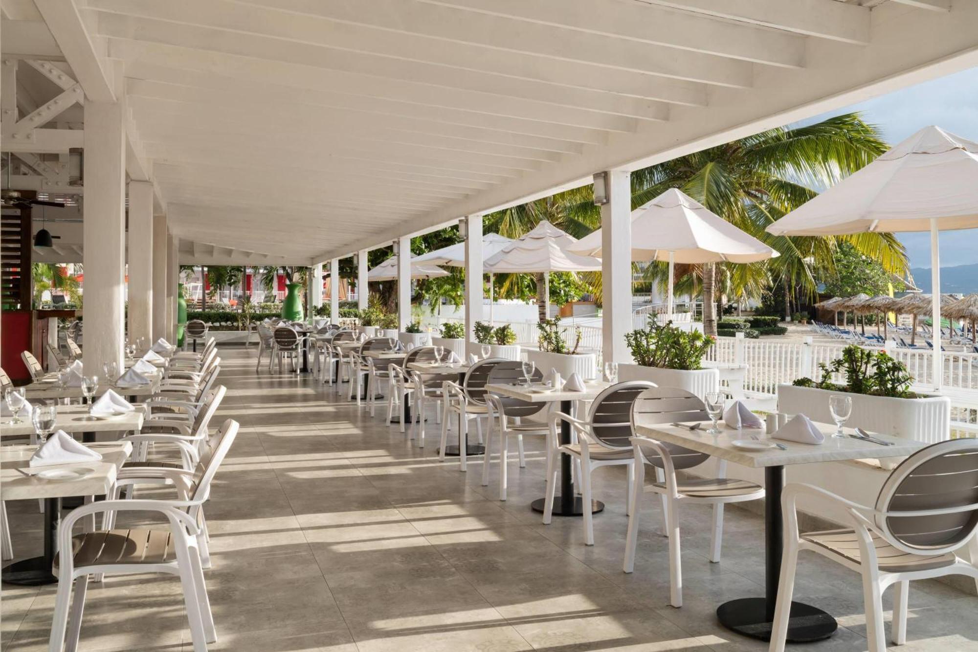 Grand Decameron Cornwall Beach, A Trademark All-Inclusive Resort مونتيغو باي المظهر الخارجي الصورة