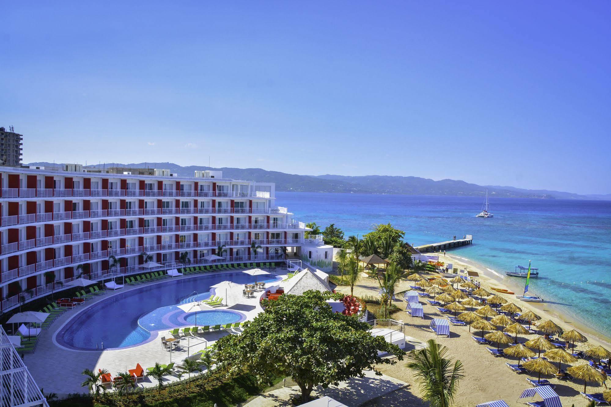 Grand Decameron Cornwall Beach, A Trademark All-Inclusive Resort مونتيغو باي المظهر الخارجي الصورة